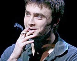 Daniel Radcliffe é fotografado completamente nu em filmagens